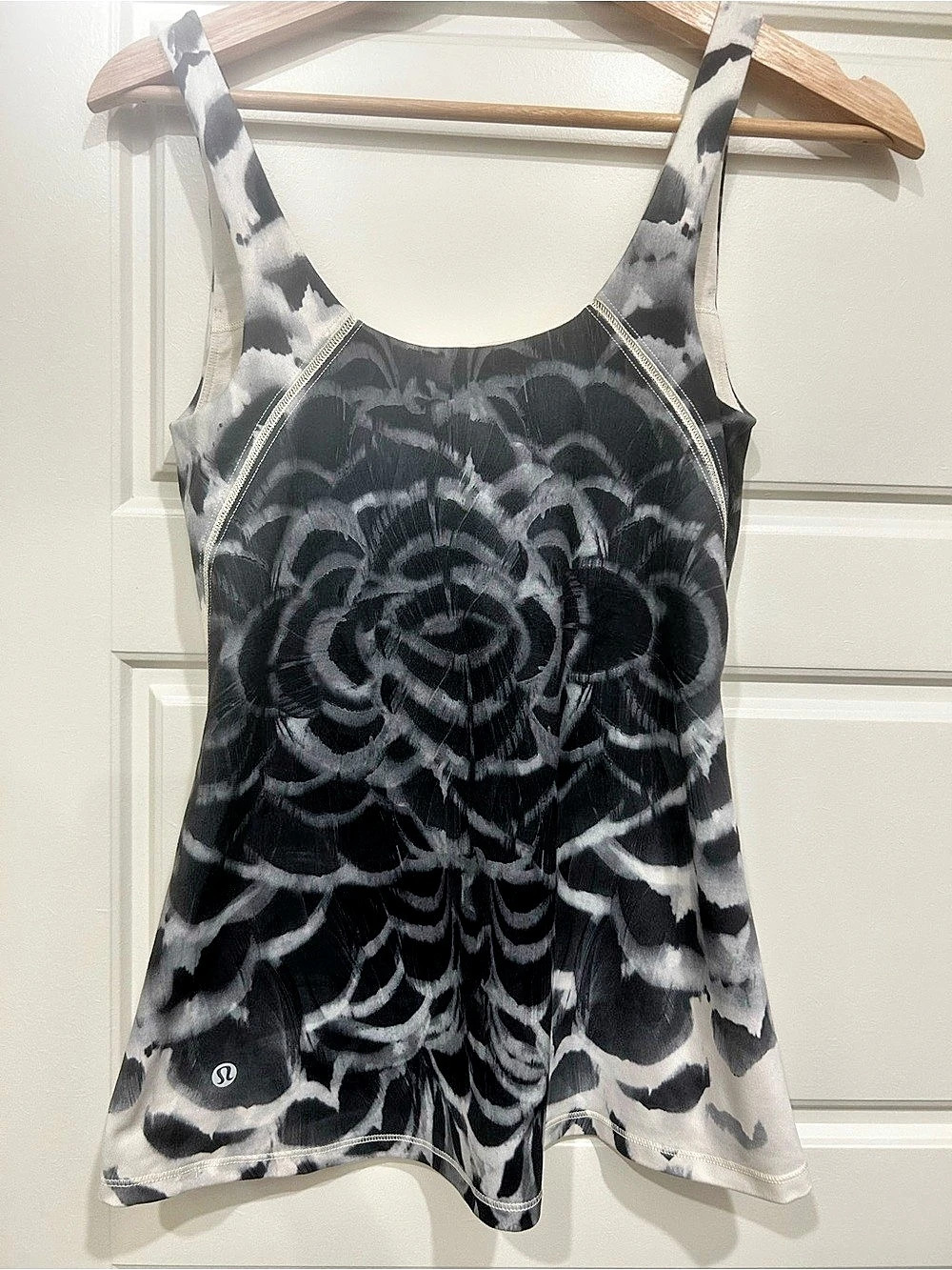 lululemon Push Up Tank in Black & White - size small